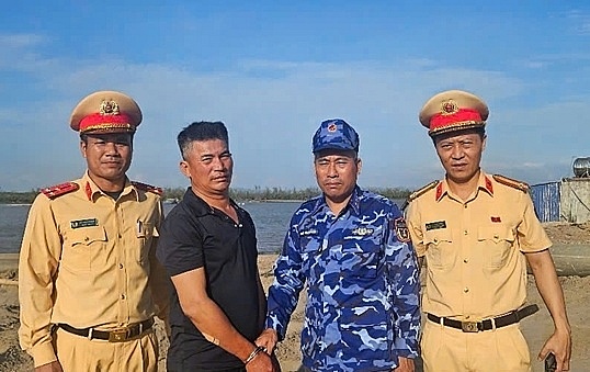 Đối tượng Bùi Văn Thiện (áo đen) khi bị bắt. Ảnh: CSB