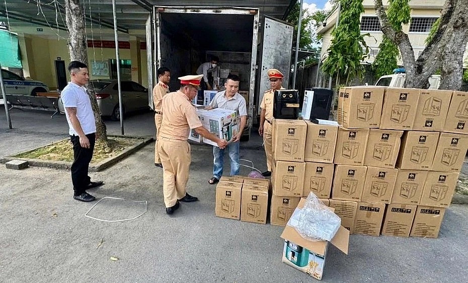Lực lượng chức năng kiểm đếm tang vật. Ảnh: CA HT