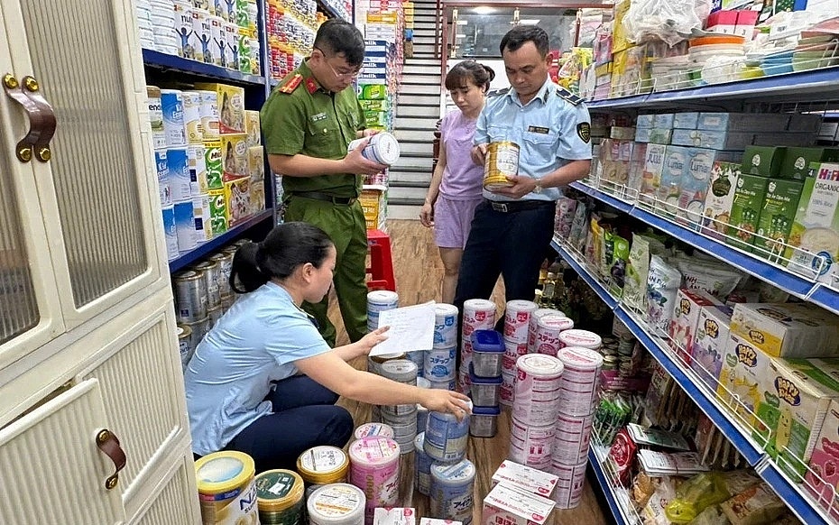 Lực lượng chức năng tỉnh Nghệ An kiểm tra và thu giữ mặt hàng sữa không có hóa đơn chứng từ. Ảnh: QLTT Nghệ An