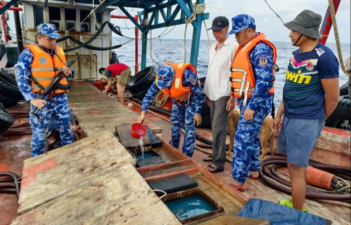 Cảnh sát biển bắt giữ tàu vận chuyển trái phép 50.000 lít dầu DO