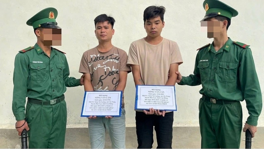 Các đối tượng Lâm và Cán bị bắt giữ tại đồn Biên phòng Cốc Pàng