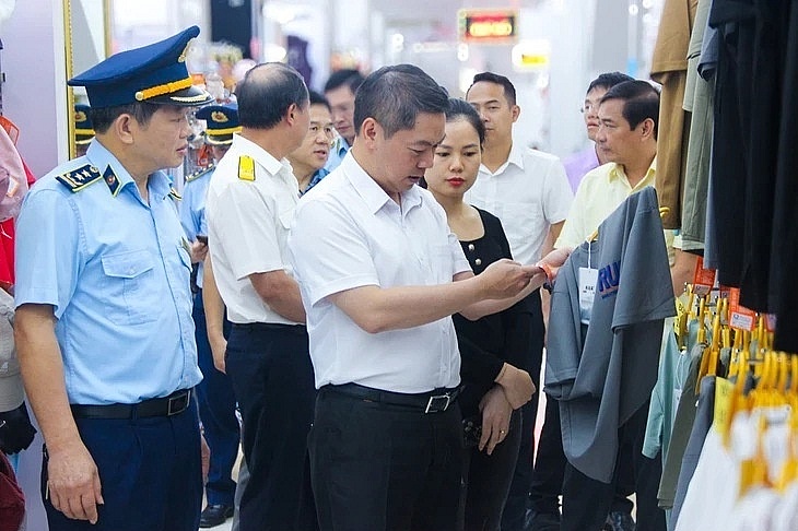 Phó chủ tịch UBND tỉnh Lạng Sơn Đoàn Thanh Sơn (giữa) cùng các đơn vị chức năng kiểm tra thực tế tại thành phố Lạng Sơn - Ảnh: Thành Công