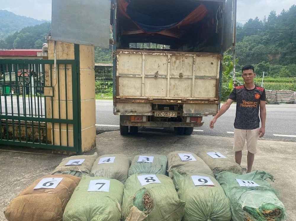 Đối tượng Mùng Văn Tài cùng tang vật bị Đồn Biên phòng cửa khẩu Sóc Giang bắt giữ. Ảnh: Huy Dương