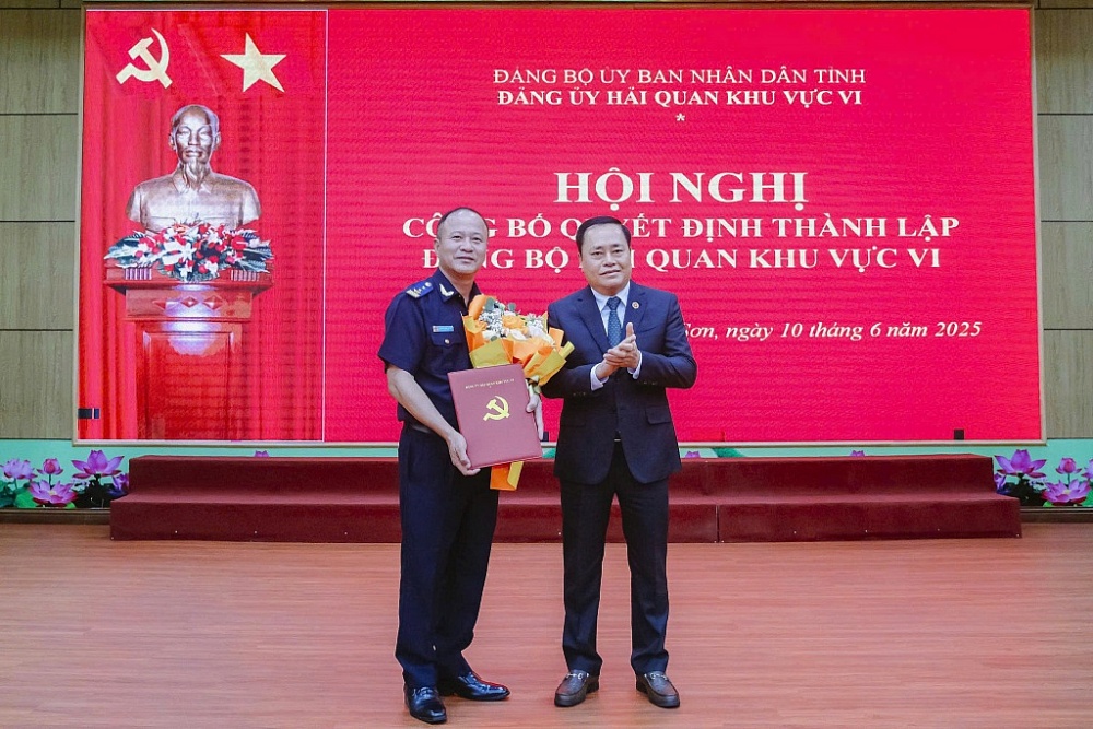Đồng chí Hồ Tiến Thiệu trao quyết định của Đảng ủy UBND tỉnh Lạng Sơn chỉ định đồng chí Nguyễn Văn Hoàn, Chi cục trưởng Chi cục Hải quan khu vực VI giữ chức vụ Bí thư Đảng ủy. 