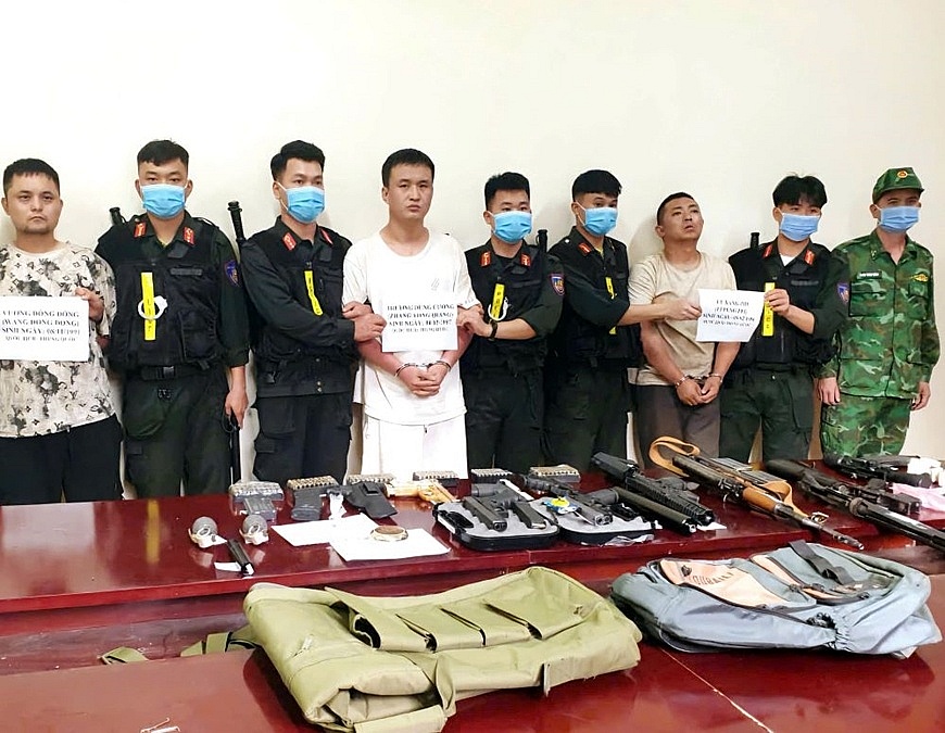 Ba đối tượng (mặc áo màu sáng) cùng tang vật bị lực lượng chức năng bắt giữ. Ảnh: NGUYỄN MẠNH