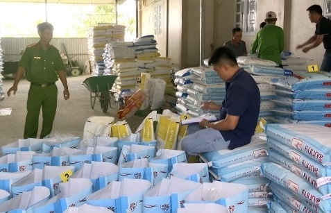 Một hộ dân sản xuất cả kho thức ăn cho tôm giả