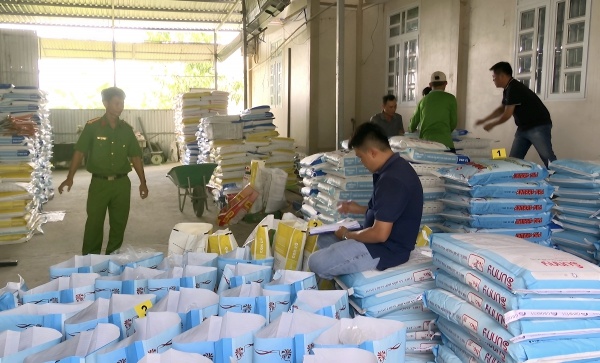 Cả kho thức ăn cho tôm giả bị Công an Bạclie65u bắt giữ