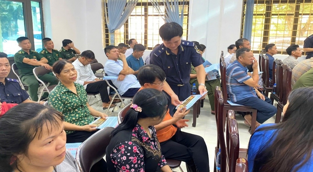 Công chức Đội Kiểm soát Hải quan tuyên truyền pháp luật cho nhân dân