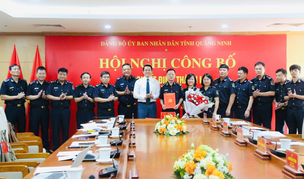 Đồng chí Vũ Ngọc Tuấn, Phó Bí thư Đảng ủy UBND tỉnh trao Quyết định của Đảng ủy UBND tỉnh về việc thành lập Đảng bộ Chi cục Hải quan khu vực VIII và tặng hoa chúc mừng Ban Chấp hành Đảng bộ Chi cục nhiệm kỳ 2020-2025.