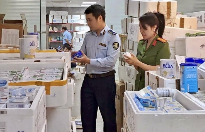 Mua trôi nổi hàng nghìn sản phẩm sữa, thực phẩm… để bán qua mạng