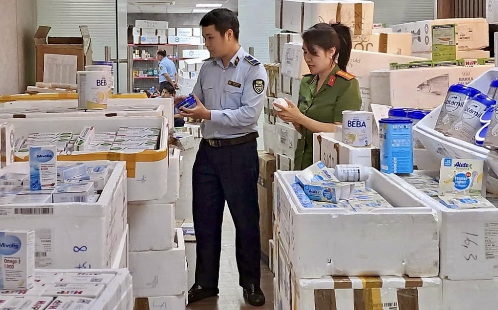 Mua trôi nổi hàng nghìn sản phẩm sữa, thực phẩm… để bán qua mạng