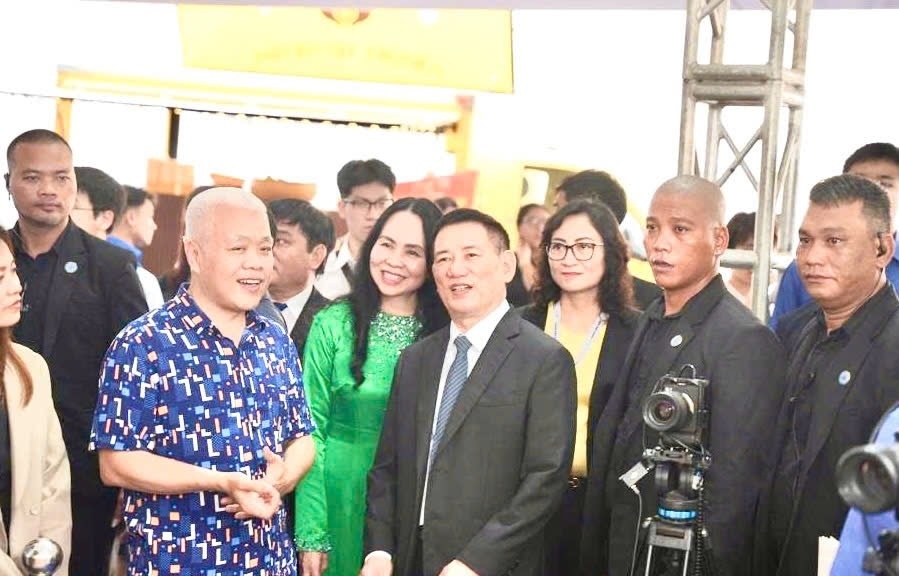 Hàng triệu tiểu thương cả nước chuyển đổi, bước vào thương mại điện tử