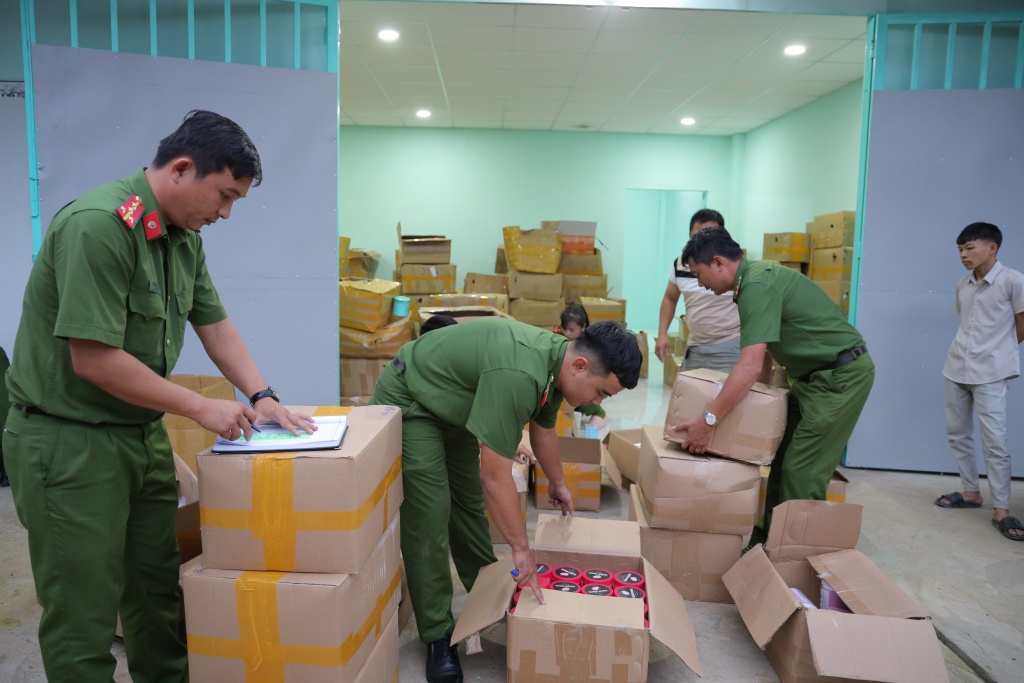 Công an Tây Ninh niêm phong tang vật gồm cả chục tấn mỹ phẩm
