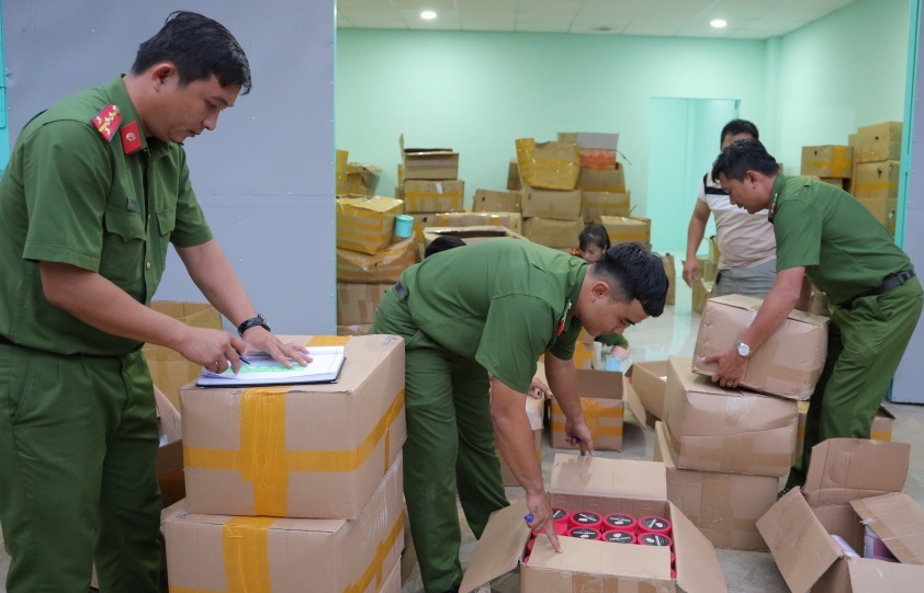 Triệt phá đường dây sản xuất mỹ phẩm giả bằng nguyên liệu trôi nổi