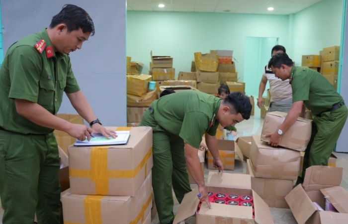 Triệt phá đường dây sản xuất mỹ phẩm giả bằng nguyên liệu trôi nổi