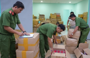 Triệt phá đường dây sản xuất mỹ phẩm giả bằng nguyên liệu trôi nổi