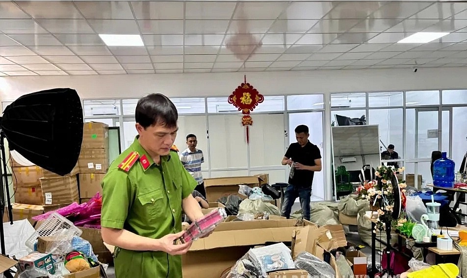 Cán bộ Phòng Cảnh sát kinh tế kiểm tra hàng hoá tại kho hàng.
