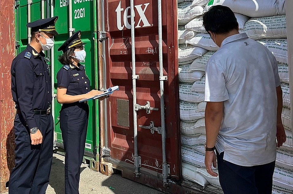 Công chức Hải quan Khu vực XIX kiểm tra hàng hóa XNK. Ảnh: Ong Văn Hiền