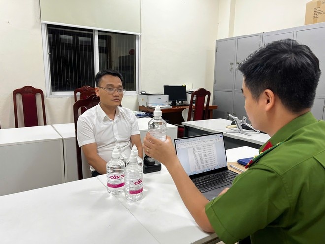Bắt Phó Chủ tịch thị trấn ở Hà Nội vì sản xuất hàng giả là cồn y tế