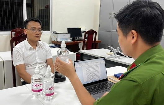 Bắt Phó Chủ tịch thị trấn ở Hà Nội vì sản xuất hàng giả là cồn y tế