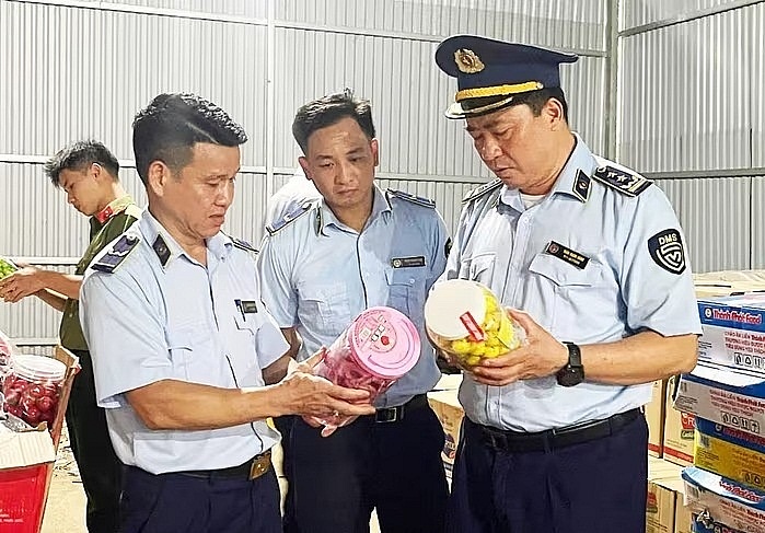 Lực lượng chức năng tỉnh Cao Bằng kiểm tra các cơ sở kinh doanh vi phạm. 