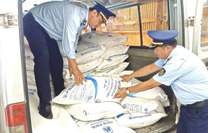 Quảng Trị: Phát hiện 2 phương tiện vận chuyển 8 tấn đường nhập lậu