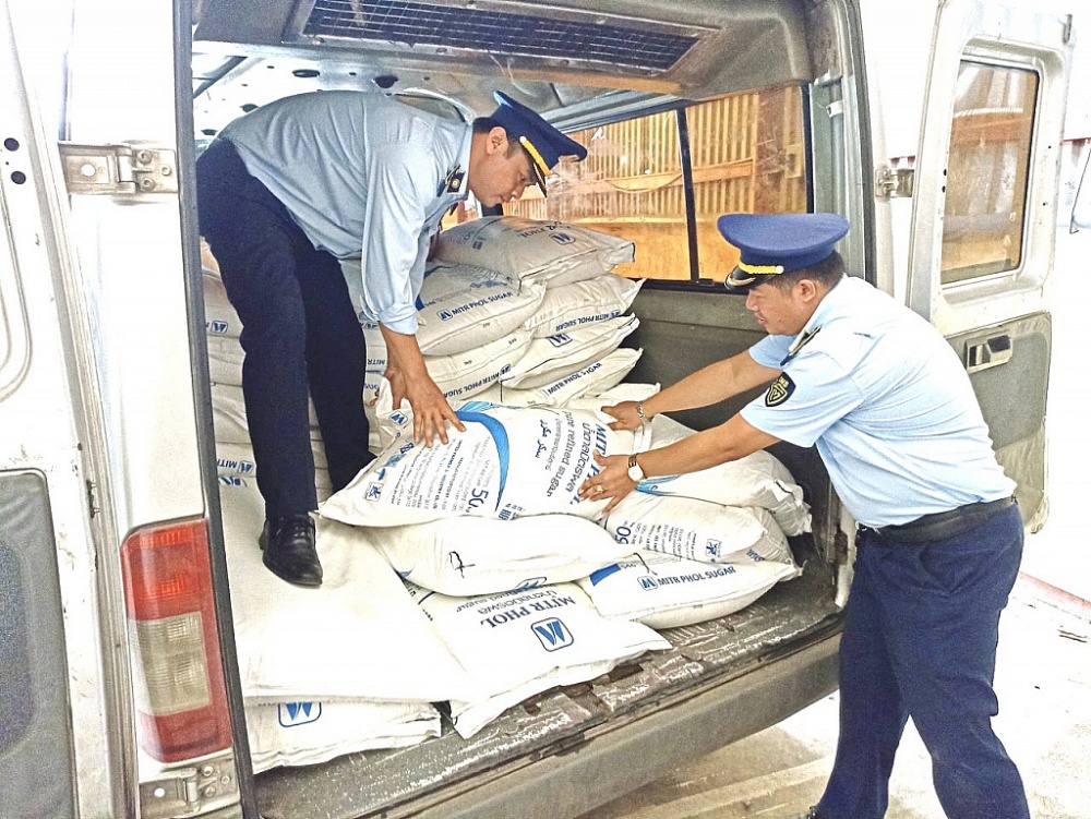 Quảng Trị: Phát hiện 2 phương tiện vận chuyển 8 tấn đường nhập lậu