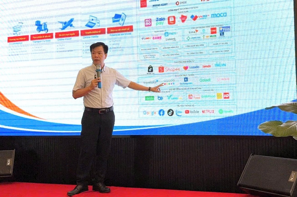 Trà Vinh đưa chợ truyền thống lên sàn: Cán bộ học AI, tiểu thương học QR