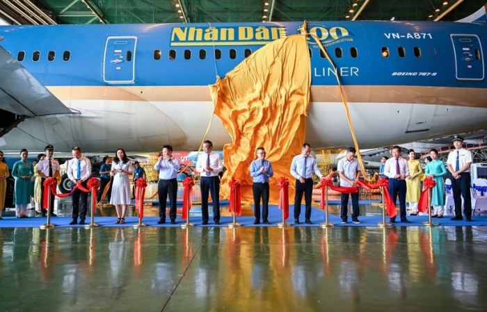 Ra mắt logo Báo Nhân Dân trên máy bay của Vietnam Airlines nhân 100 năm Ngày Báo chí Cách mạng Việt Nam