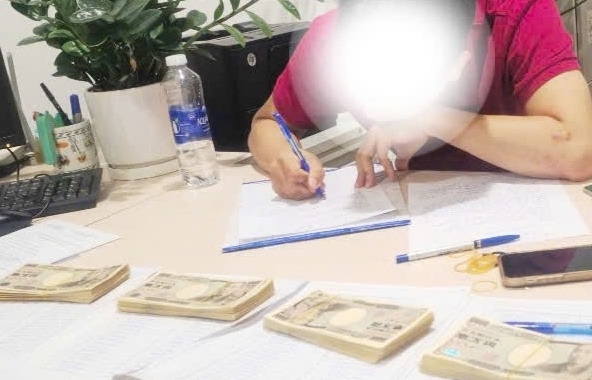 Hải quan Nội Bài phát hiện 690 tờ tiền mệnh giá 10.000 Yên Nhật cất giấu trong vali hành lý xách tay