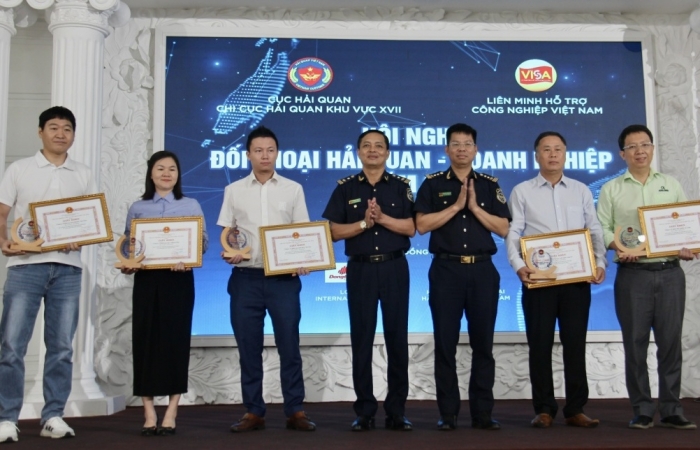 Hải quan Khu vực XVII khen thưởng 12 doanh nghiệp tiêu biểu