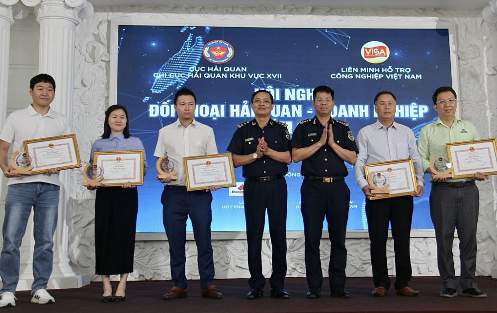 Hải quan Khu vực XVII khen thưởng 12 doanh nghiệp tiêu biểu