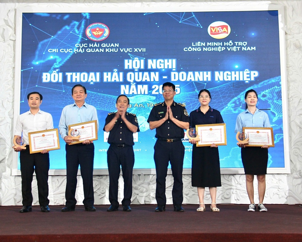 Hải quan Khu vực XVII khen thưởng 12 doanh nghiệp nộp thuế lớn, tuân thủ pháp luật về Hải quan