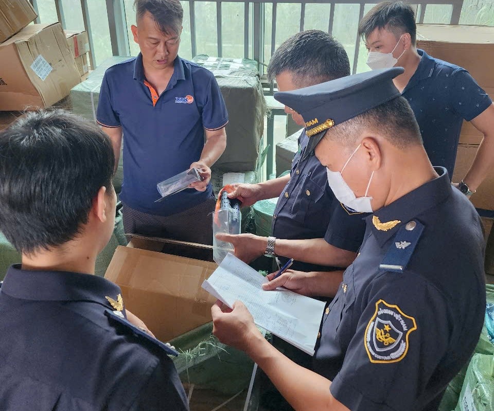 (PHOTO): Khám xét lô hàng quá cảnh “lộ” nhiều hàng giả mạo nhãn hiệu