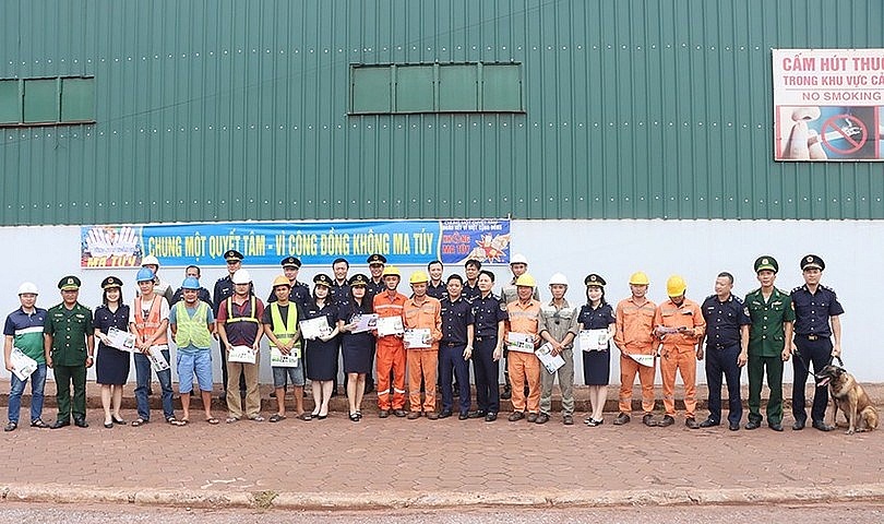 Đội Kiểm soát hải quan, Chi cục Hải quan khu vực XI tuyên truyền phòng, chống ma túy tại cảng Vũng Áng.