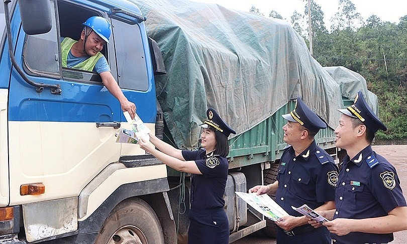 Lực lượng hải quan phát tờ rơi tuyên truyền phòng, chống ma túy cho lái xe tại cửa khẩu.