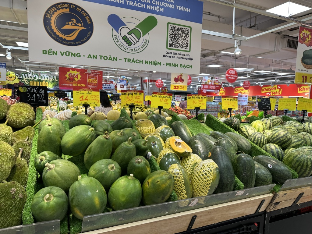 Hàng hóa gắn Tick xanh trách nhiệm được bán tại siêu thị. Ảnh: T.H