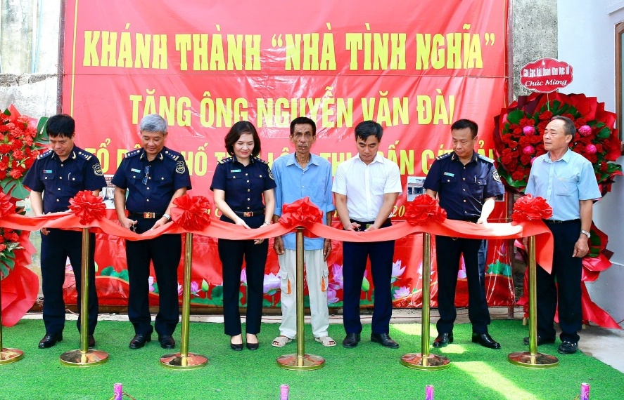 Hải quan khu vực III tặng nhà tình nghĩa ở huyện đảo Cát Hải