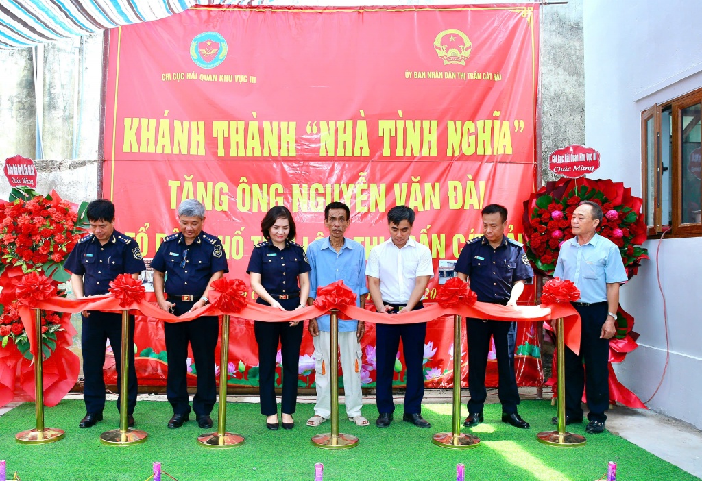 Hải quan khu vực III tặng nhà tình nghĩa ở huyện đảo Cát Hải