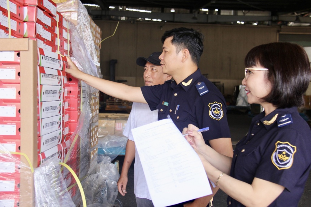 Công chức Hải quan sân bay quốc tế Tân Sơn Nhất kiểm tra hàng nhập khẩu. Ảnh: T.H
