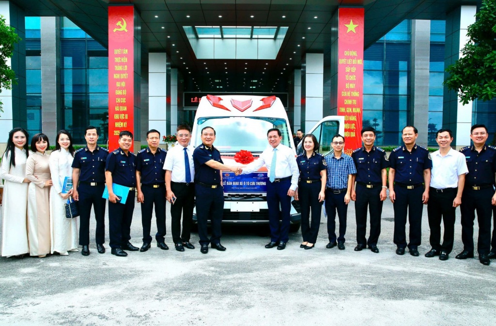 Hải quan khu vực III bàn giao ô tô cứu thương cho Bệnh viện Hữu nghị Việt Tiệp