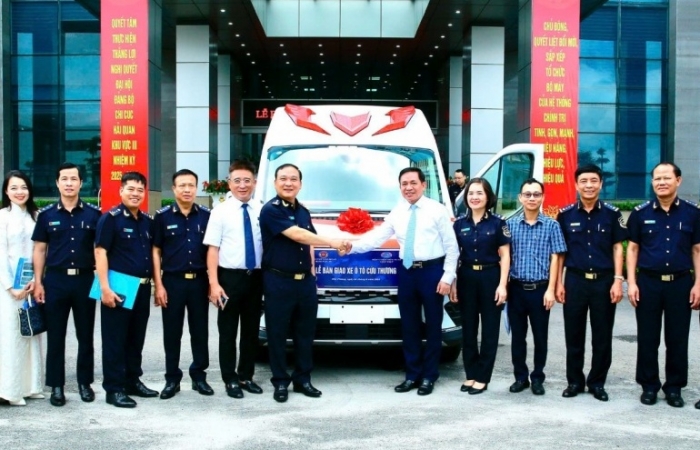 Hải quan khu vực III bàn giao ô tô cứu thương cho Bệnh viện Hữu nghị Việt Tiệp