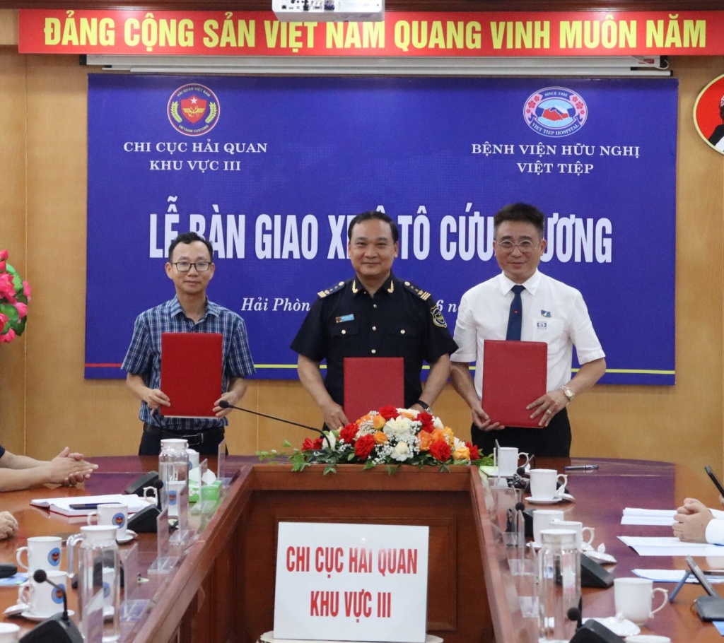 Hải quan khu vực III bàn giao ô tô cứu thương cho Bệnh viện Hữu nghị Việt Tiệp
