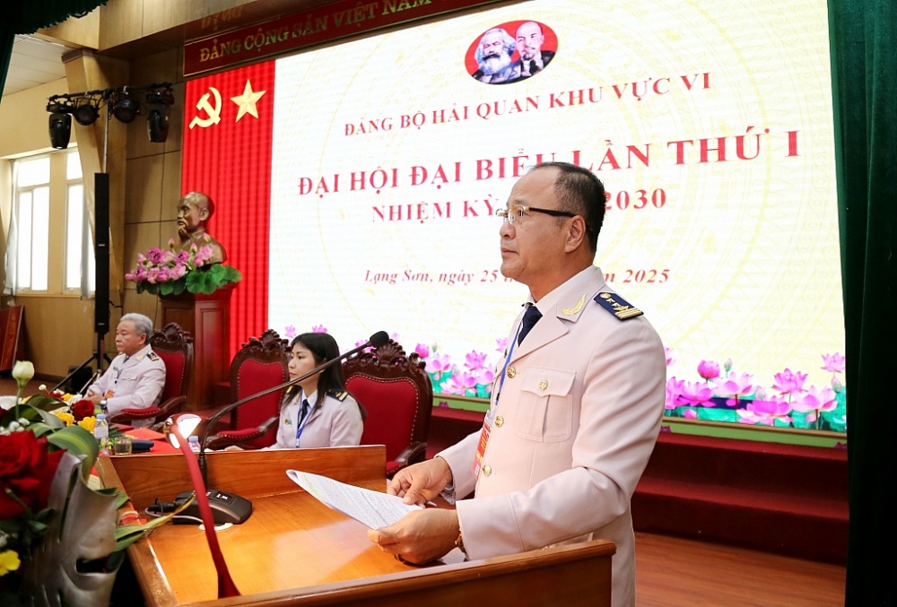 Bí thư Đảng ủy Nguyễn Văn Hoàn phát biểu nêu định hướng trong nhiệm kỳ mới. Ảnh: Mai Loan
