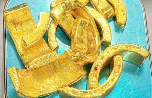 Hải quan Nội Bài chủ trì bắt giữ vụ vận chuyển gần 2kg kim loại nghi là vàng