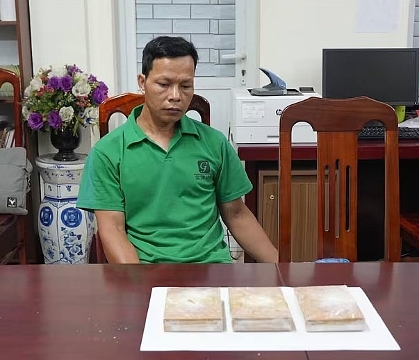 Đối tượng Lưu Văn Ánh cùng tang vật là 3 bánh heroin, tổng trọng lượng 994,18 gram. (Ảnh: Công an Cao Bằng cung cấp)