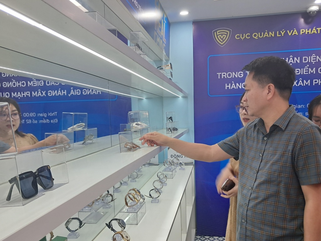 (PHOTO): Nhận diện hàng vi phạm trong tháng cao điểm chống hàng giả