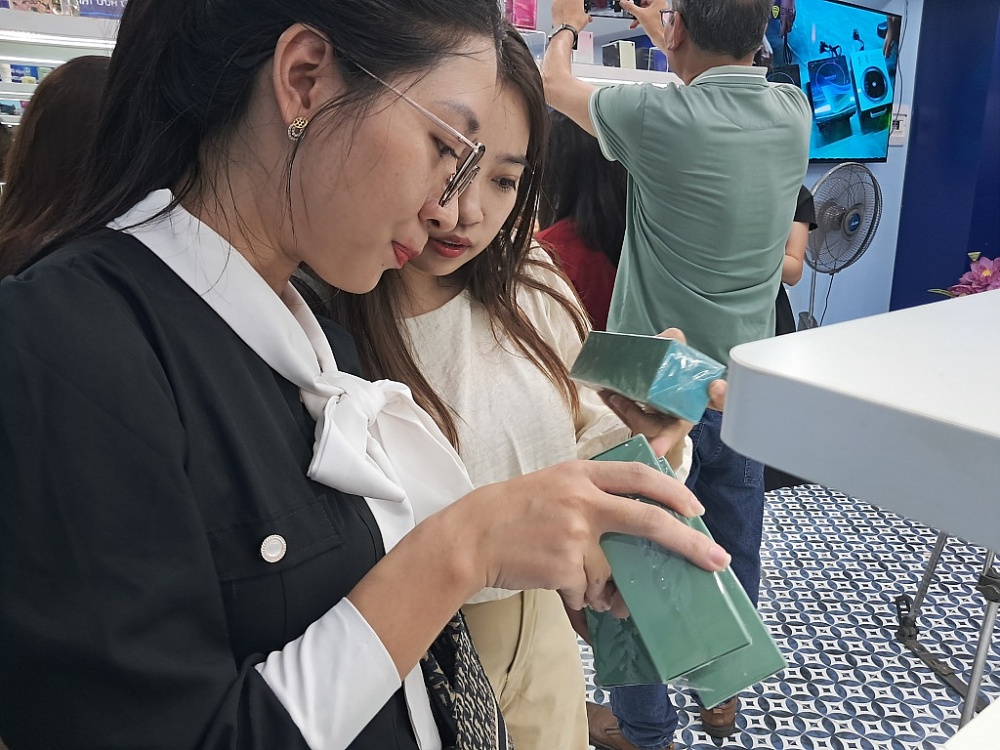(PHOTO): Nhận diện hàng vi phạm trong tháng cao điểm chống hàng giả