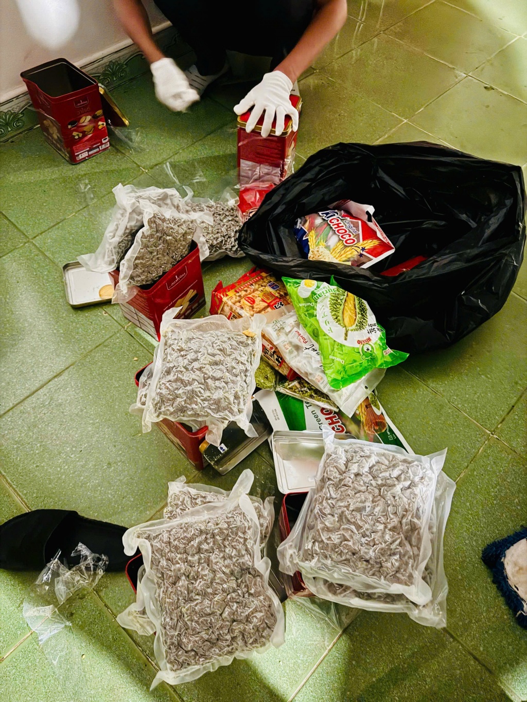 (PHOTO): Hiện trường triệt phá đường dây vận chuyển 30kg cần sa
