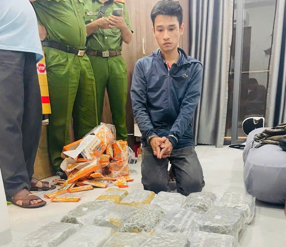 (PHOTO): Hiện trường triệt phá đường dây vận chuyển 30kg cần sa